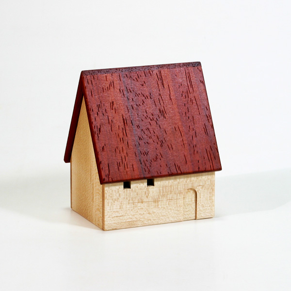 Sharp Roof House | KARAKURI BOX